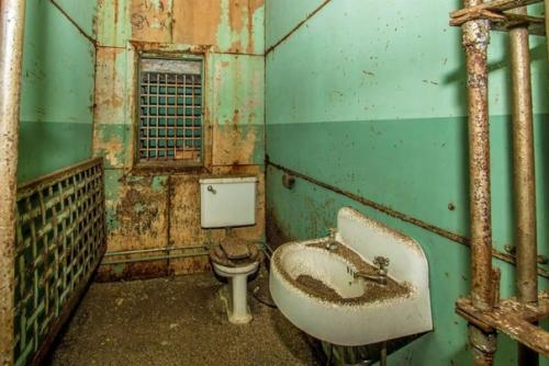 На рынке продажи недвижимости появился уютный коттедж, который идеально подойдёт для любого ценителя простого интерьера и жутких сюрпризов. 08