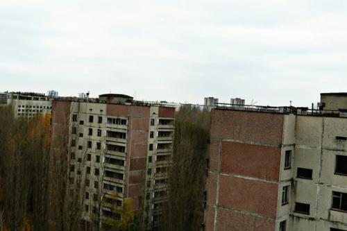 Проходя грузовой порт, погода резко сменилась с ясной и солнечной на серую и хмурую. 02