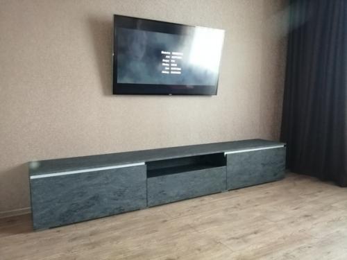 Стильная TV тумба отлично украсит гостиную вашего дома. 03