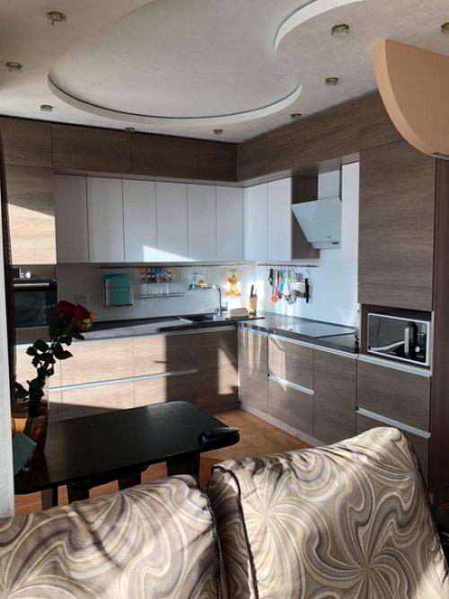 Переехали в большую площадь, потихоньку мы меняем все под себя, переделали кухню, только не поменяли ещё ламинат. 01