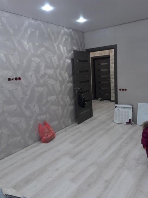 Здраствуйте.  Подскажите пожалуйста какого цвета кухню заказать в такую кухню - гостиную? 02