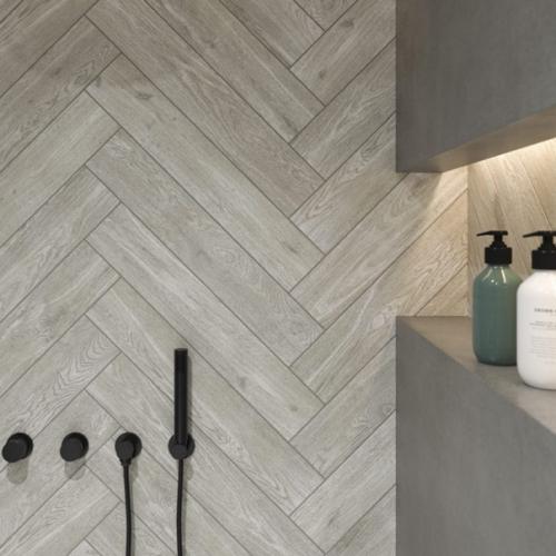 Плитка под дерево уложенная в елочку в ванной комнате. 08