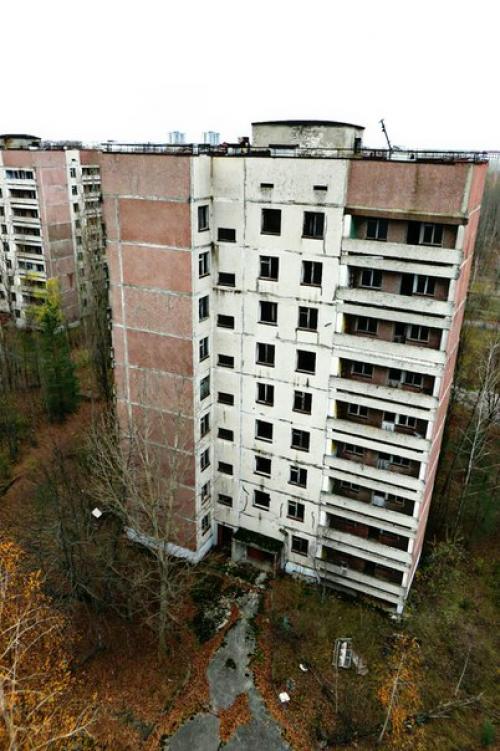 Проходя грузовой порт, погода резко сменилась с ясной и солнечной на серую и хмурую. 01