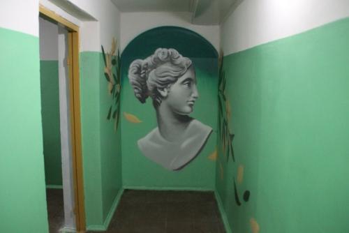 После жалобы Гладкову управляющая компания Белгорода украсила подъезд цветами. 04