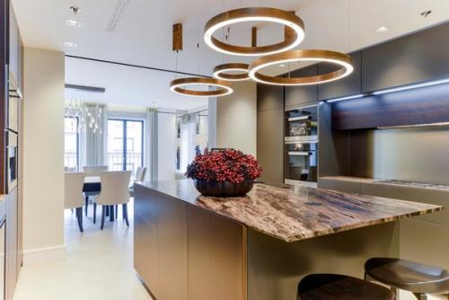 Модные вещи через пару сезонов превращаются в шаржи для следующих поколений. 01