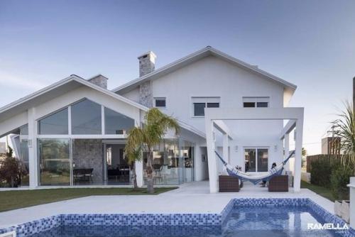 Дом гонт от студии Ramella Arquitetura (видео). 02