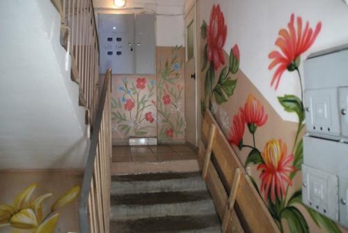 После жалобы Гладкову управляющая компания Белгорода украсила подъезд цветами. 01