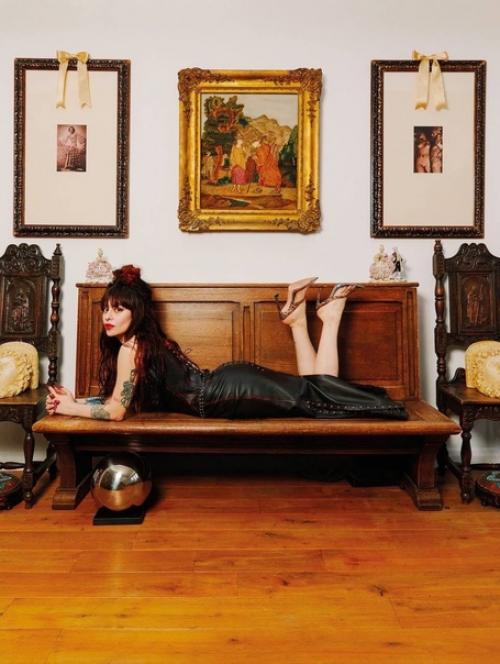 Мы рассматриваем с утра пораньше устройство и быт дома любимой рок - принцессы современности дизайнера Дилары финдикоглу. 02