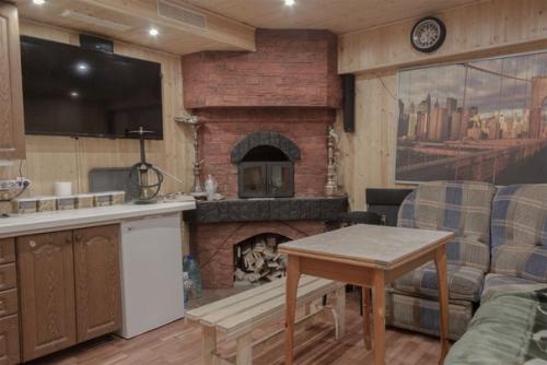 Владельцы гаражей часто называют их своими дачами, где вместо огорода - бетонное поле для творчества. 08