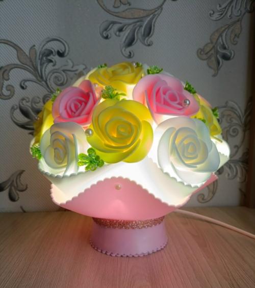 Настольный светильник из изолона с розами - это декоративный элемент интерьера, который сочетает функциональность и эстетику! 02