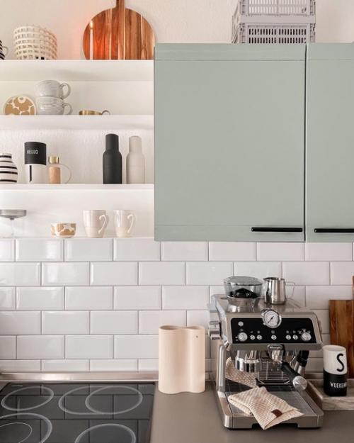 Бело - бежевая эстетика в деталях мужского интерьера с шалфейной кухней. 02