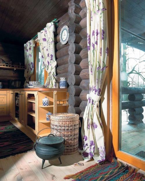 Домик в лесу.  В настоящее время все большее количество людей хотят уехать подальше от города и выбирают жизнь в спокойном тихом месте. 04