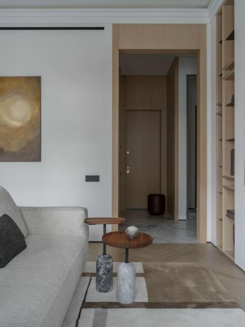 Интерьер этой квартиры создавался для девушки, которая работает удалённо и ценит визуальную тишину. 02