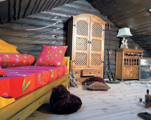 Домик в лесу.  В настоящее время все большее количество людей хотят уехать подальше от города и выбирают жизнь в спокойном тихом месте. 08