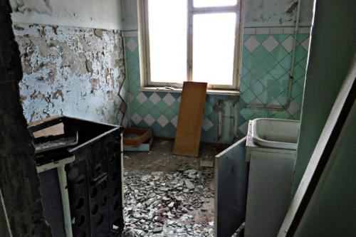 Проходя грузовой порт, погода резко сменилась с ясной и солнечной на серую и хмурую. 06