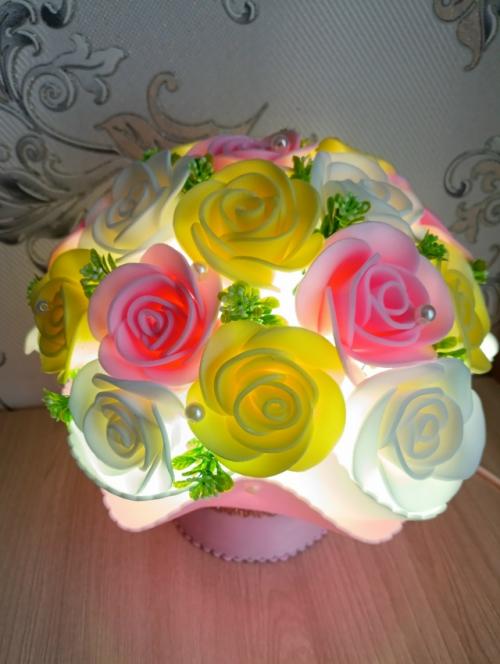 Настольный светильник из изолона с розами - это декоративный элемент интерьера, который сочетает функциональность и эстетику! 03