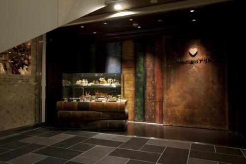 Ресторан Алиса в Стране Чудес по мотивам сказки Льюиса Кэрролла - самое необычное место в Токио. 06