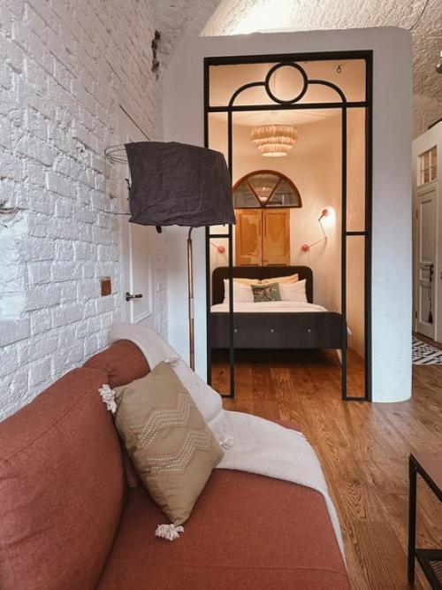 Давайте прогуляемся по квартире моей соседушки! 05