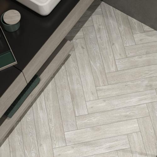 Плитка под дерево уложенная в елочку в ванной комнате. 07