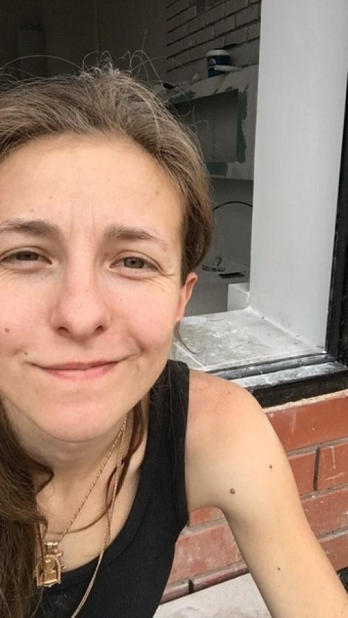 Девушка сама ремонт делает. 04