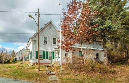 На рынке продажи недвижимости появился уютный коттедж, который идеально подойдёт для любого ценителя простого интерьера и жутких сюрпризов. 02