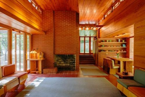 Врач всегда может похоронить свои ошибки, архитектору же остается только посоветовать своим клиентам посадить американский виноград. 09