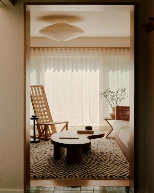 Дом 1960-х годов в хэмптонсе бережно обновили, сохранив атмосферу старого побережья. 01