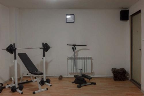 Владельцы гаражей часто называют их своими дачами, где вместо огорода - бетонное поле для творчества. 06