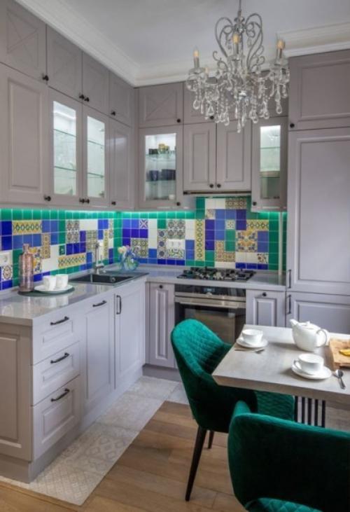 Владелица этой красочной однокомнатной квартиры - молодая и жизнерадостная девушка. 07