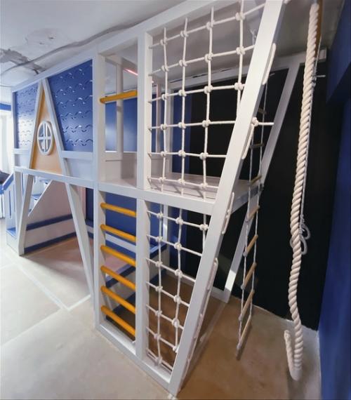 Детская кровать - чердак Эльзас со светодиодной RGB - подсветкой в ярком и смелом интерьере для мальчика. 02