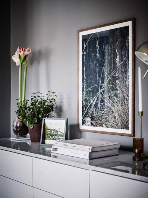 Эта компактная шведская квартира включает светлую кухню, с бледными деревянными полами и красивыми серыми кухонными шкафами. 04