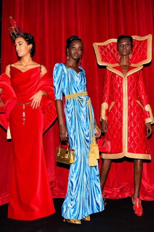 Бренд Moschino представил коллекцию Fall/Winter 2022 на неделе моды в Милане. 09