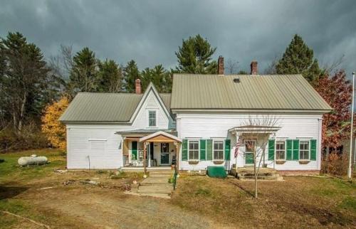 На рынке продажи недвижимости появился уютный коттедж, который идеально подойдёт для любого ценителя простого интерьера и жутких сюрпризов. 01