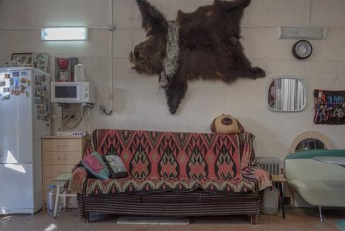 Владельцы гаражей часто называют их своими дачами, где вместо огорода - бетонное поле для творчества. 04