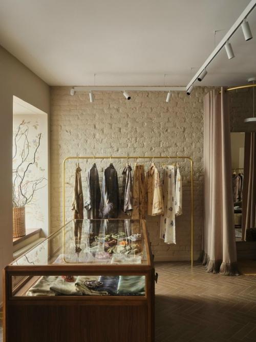 Шоурум в доме XIX века оформлен так, чтобы интерьер не спорил с изделиями, а мягко их подчёркивал. 01