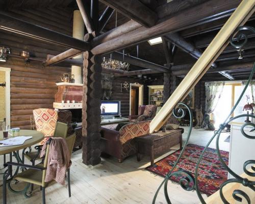 Домик в лесу.  В настоящее время все большее количество людей хотят уехать подальше от города и выбирают жизнь в спокойном тихом месте. 05