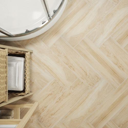 Плитка под дерево уложенная в елочку в ванной комнате. 02