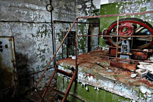 Проходя грузовой порт, погода резко сменилась с ясной и солнечной на серую и хмурую. 04