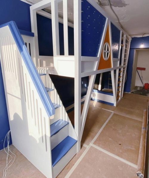 Детская кровать - чердак Эльзас со светодиодной RGB - подсветкой в ярком и смелом интерьере для мальчика. 04