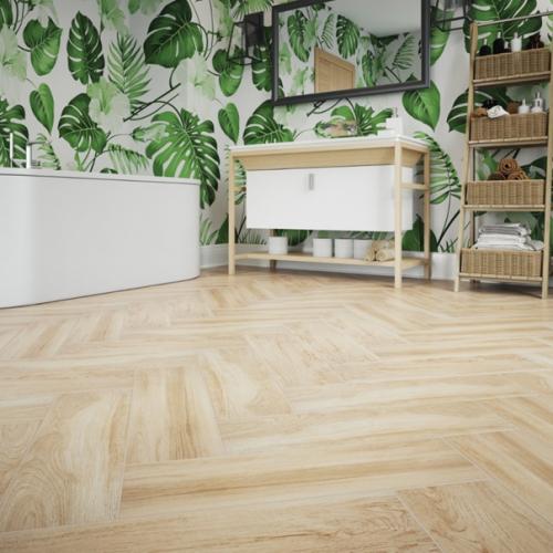 Плитка под дерево уложенная в елочку в ванной комнате. 06