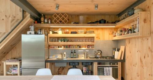 Семейную пару поразил красивый сельский пейзаж и захватывающий вид на огни города. 04