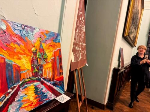 Участие в выставке картин в доме офицеров Санкт-петербурга приняла. 01