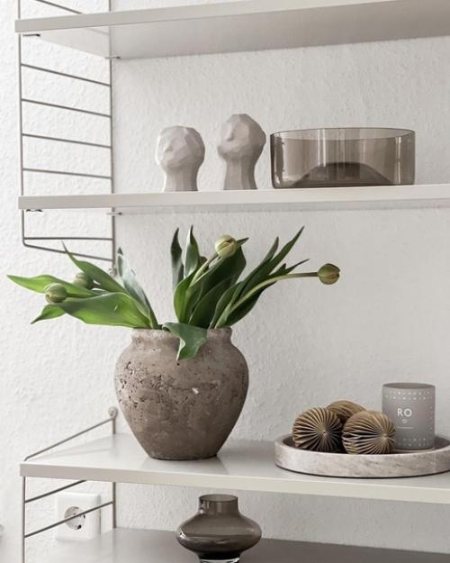 Бело - бежевая эстетика в деталях мужского интерьера с шалфейной кухней. 06