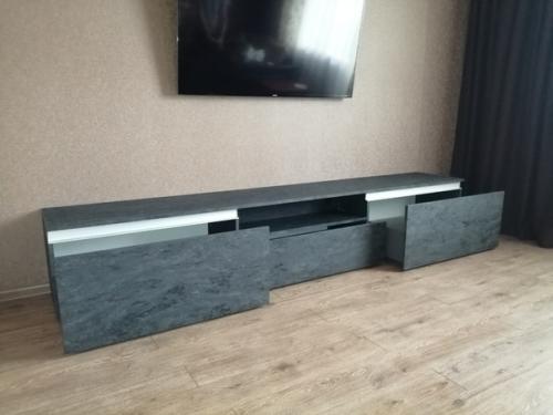 Стильная TV тумба отлично украсит гостиную вашего дома. 01