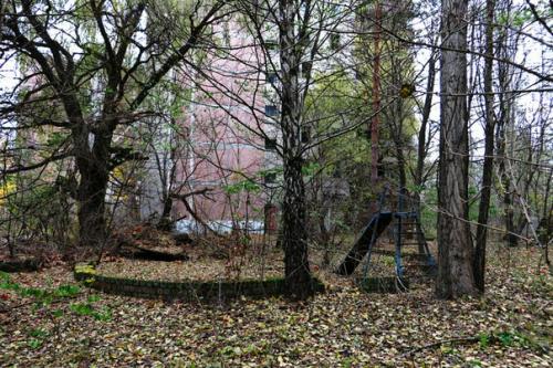 Проходя грузовой порт, погода резко сменилась с ясной и солнечной на серую и хмурую. 08