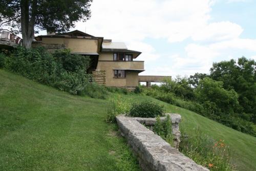 Врач всегда может похоронить свои ошибки, архитектору же остается только посоветовать своим клиентам посадить американский виноград. 05