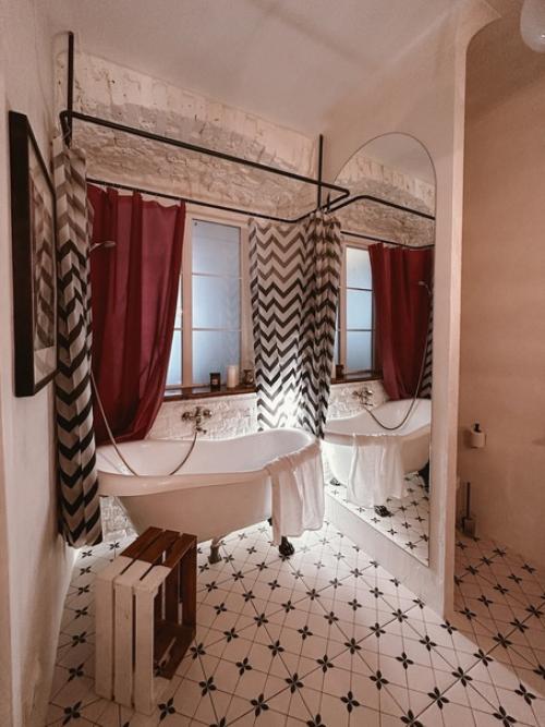 Давайте прогуляемся по квартире моей соседушки! 06