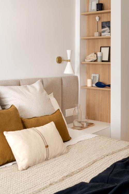 Стеллаж - популярное решение не только для оформления гостиной и рабочего кабинета, но и спальни. 03