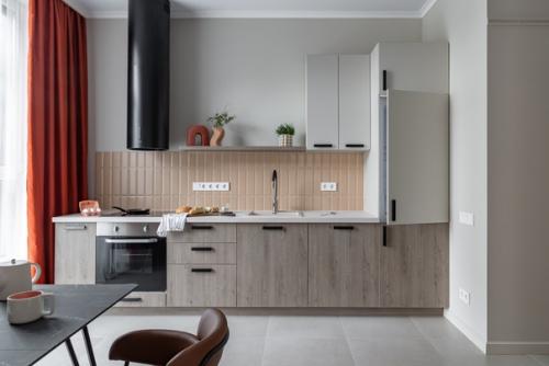 Дизайнеры студии Ярко Дизайн создали минималистичный интерьер евротрёшки в новостройке с удобной планировкой для семьи из 3-х человек. 04