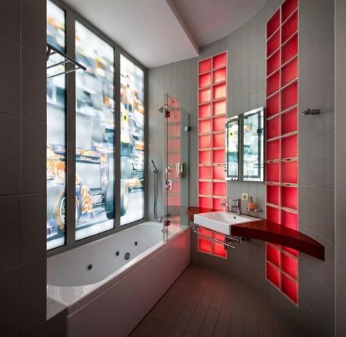 Многим россиянам стеклоблоки ещё с советских времен знакомы. 01